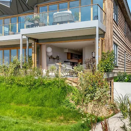 3 Bedroom Stunning In *